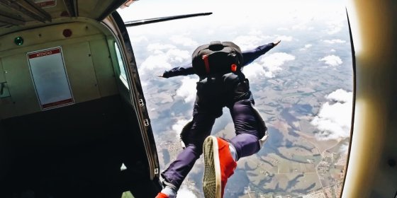 Самостійний стрибок із парашутом