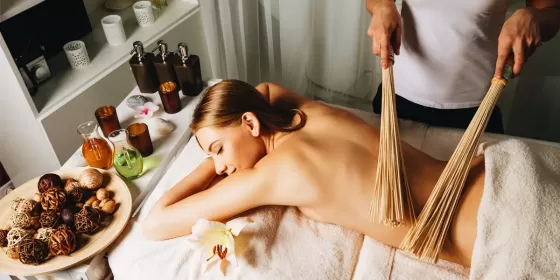 Масаж бамбуковими паличками