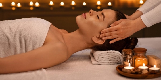 Масаж аромасвічкою